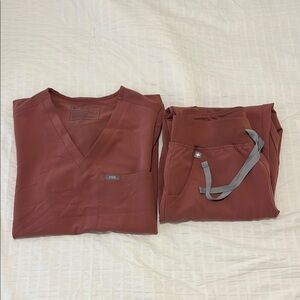 Figs “Mauve” scrub set